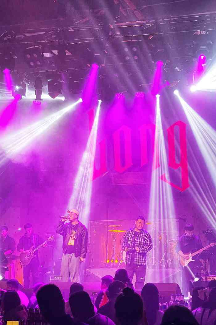 龙livehouse-"氛围好但是烟熏火燎喜欢清吧不能接受烟味.