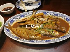 红烧杂鱼-方国老头包子·39年威海本地老字号•小船海鲜疙瘩汤
