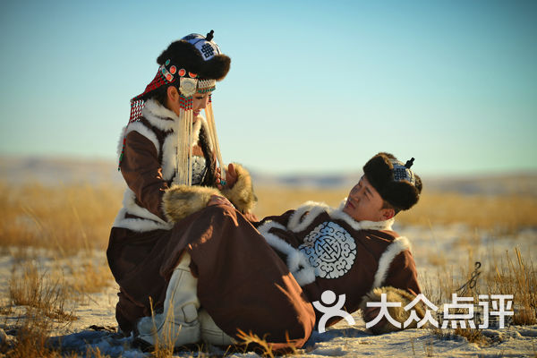 蒙古国婚纱_蒙古国蒙古袍婚纱(2)