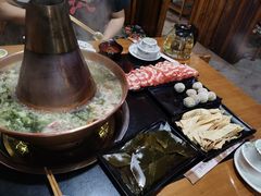 -果松木炭酸菜铜火锅·外婆参鸡汤