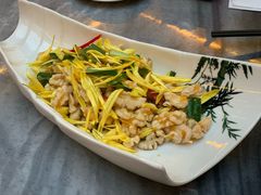 鲜桃仁拌菊花-蔼若春.传承三十年云南菜(金碧公园店)