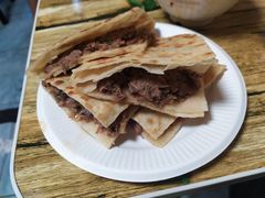 饼夹肉-老红桥炸灌肠牛肚锅烧烤(定福庄店)