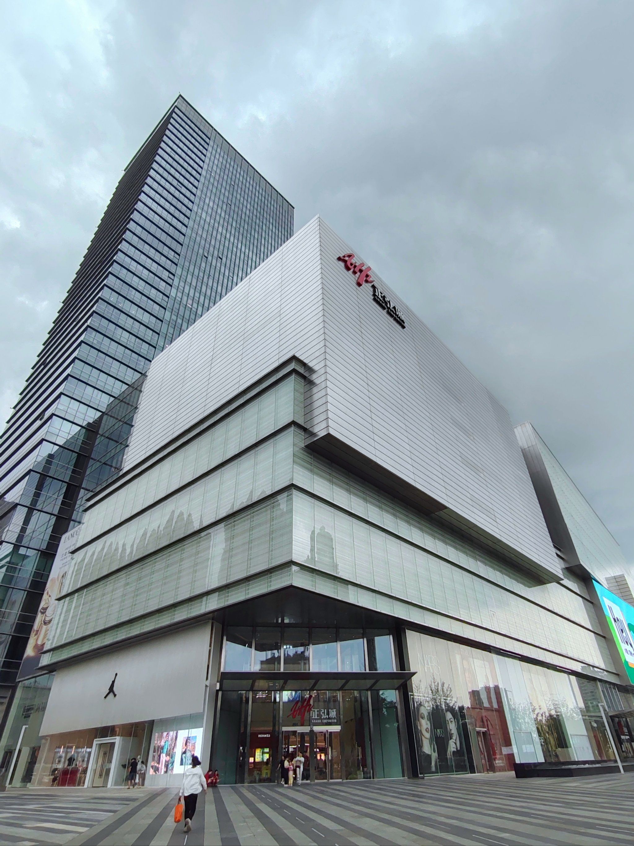 正弘城,人气十足
旁边的建业凯旋广场的郑州购书中心,书籍挺多,环境