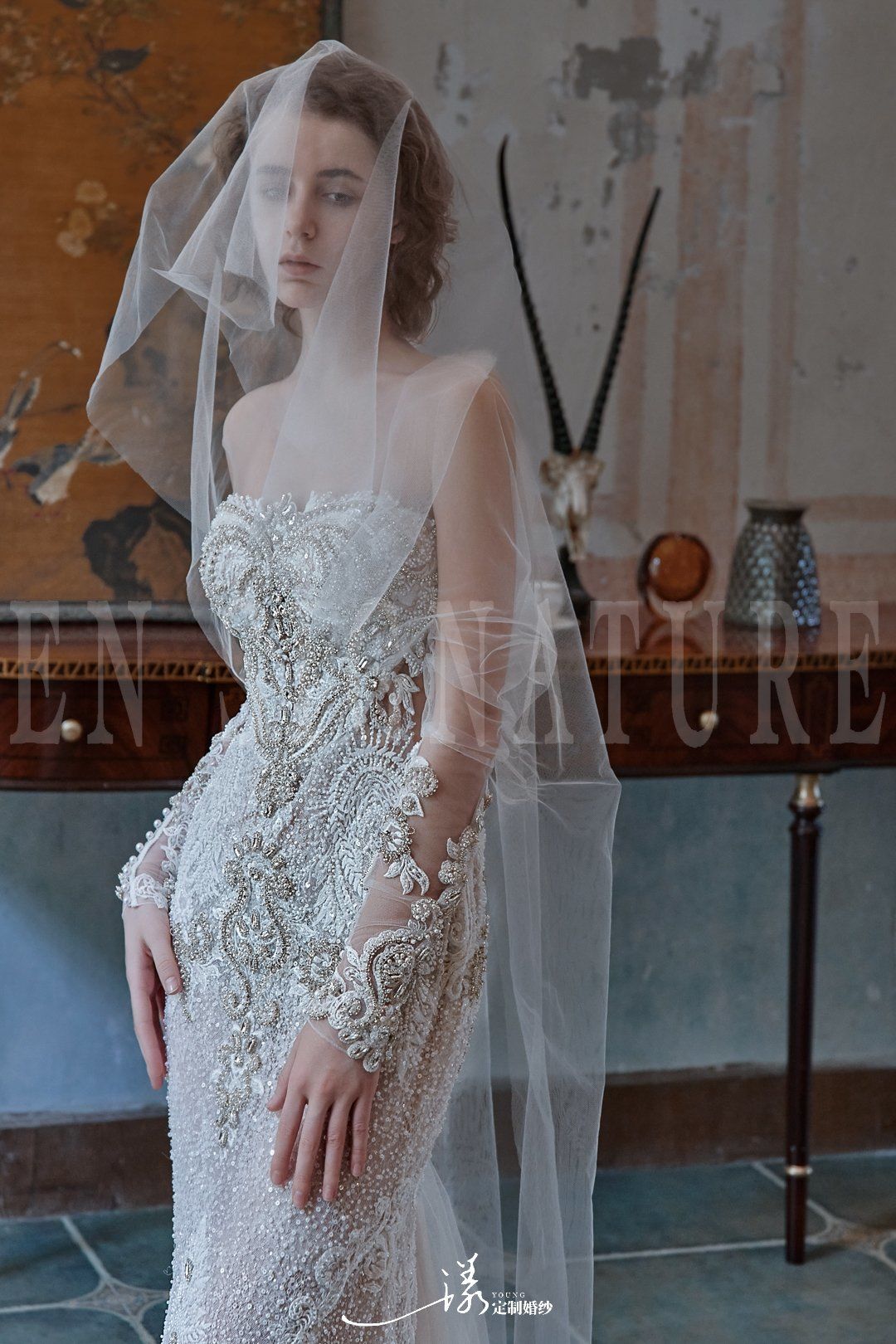 来试穿新款惊艳露背鱼尾婚纱