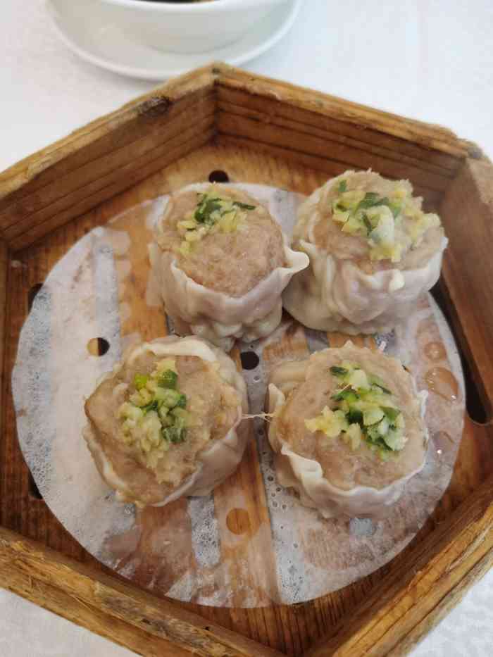番禺宾馆的早茶味道还不错百味酱凤爪最喜欢这个啦必点紫菜栗子饺很大