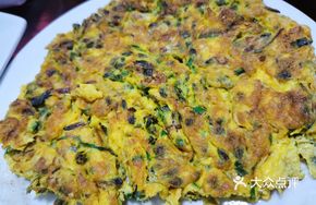 Stir-fried Eggs with Locust Blossoms