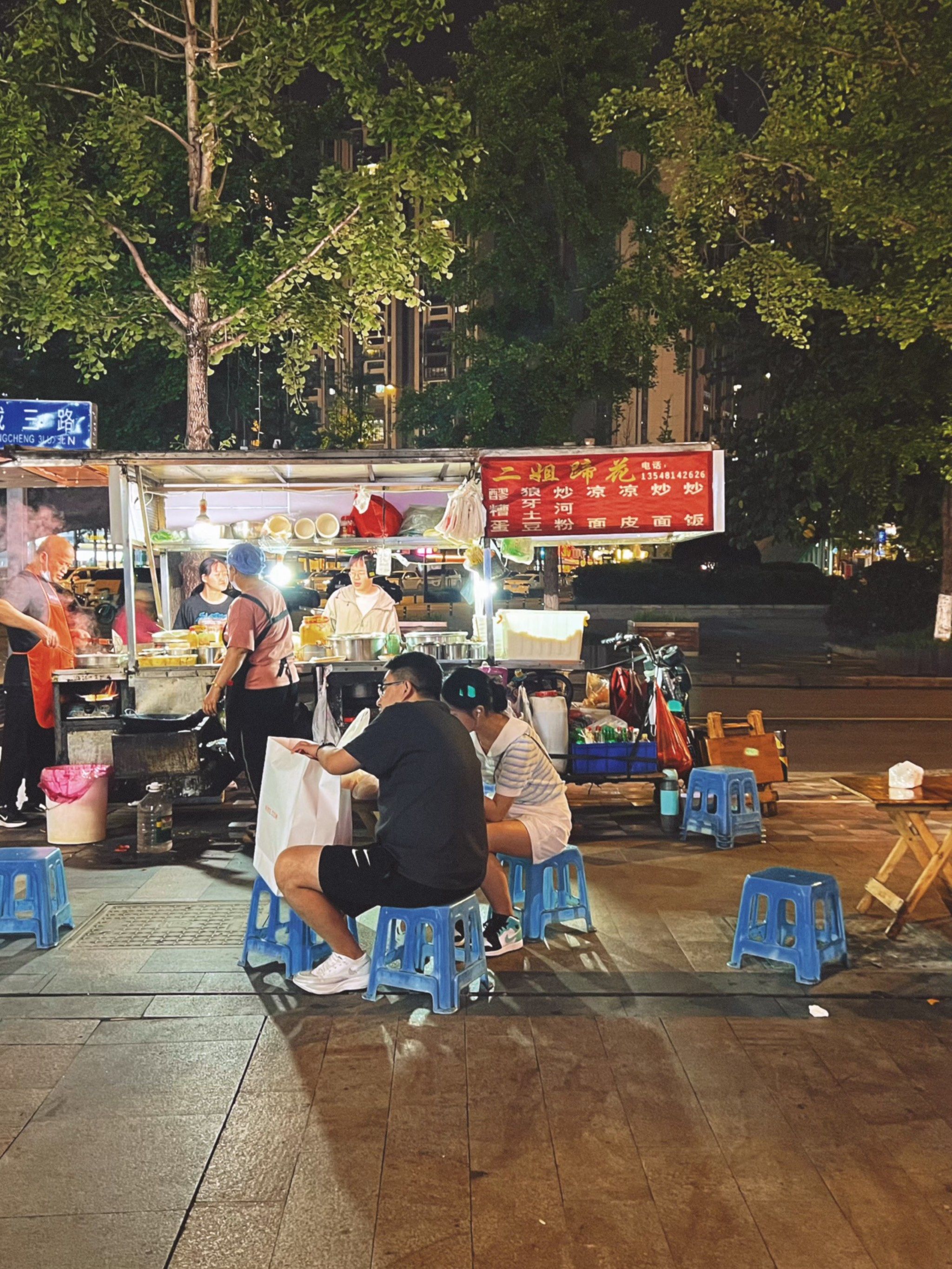 平凡和烟火气

#路边摊 #路边摊美味 #夜市里的烟火气 #街头小吃