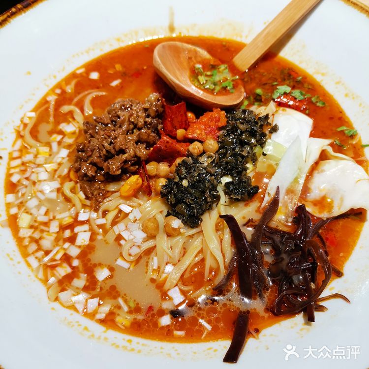 迎宾话很亲切声音也温暖洪亮！小年轻坐着的时候她也在站着