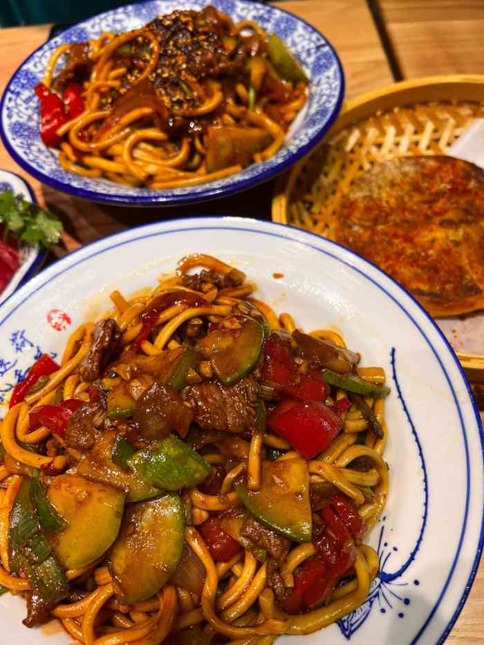 唏嘛香·金城牛大(上海首店)-"排队有点凶,肉夹馍好吃,面略咸,整体