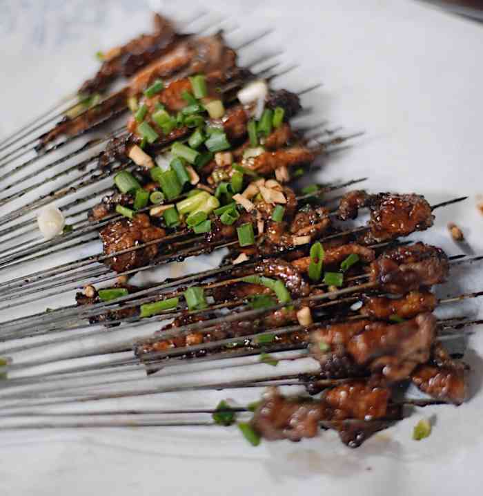 树下老贵阳铁签烤肉-"勇烈路泰联大厦的旁边小巷里,有一家树下老.