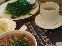 酸辣汤，清炒豌豆尖，蟹粉小笼，牛肉汤-鼎泰丰(当代商城店)