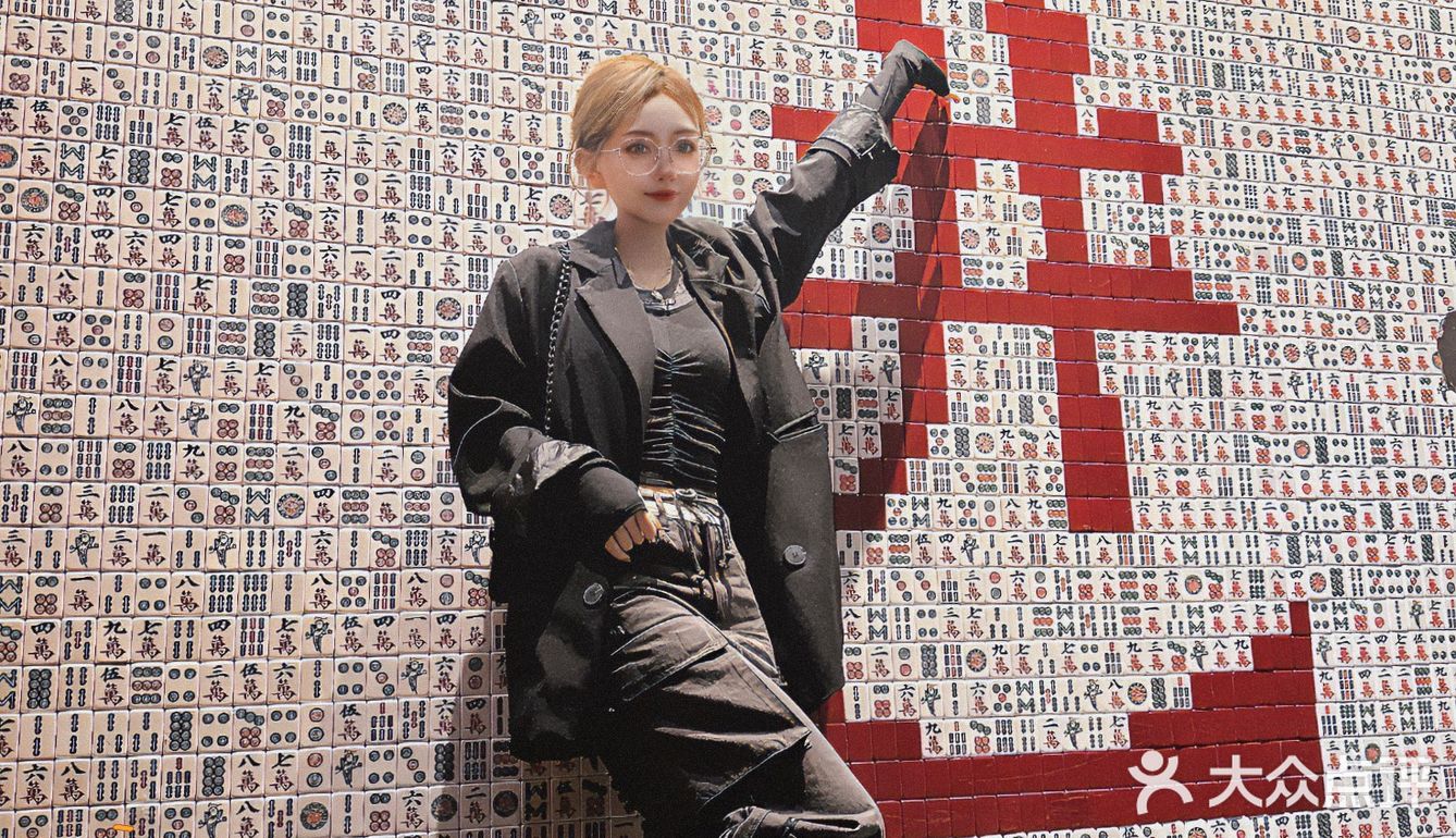又一家排队王！在火锅店里乱劈柴？