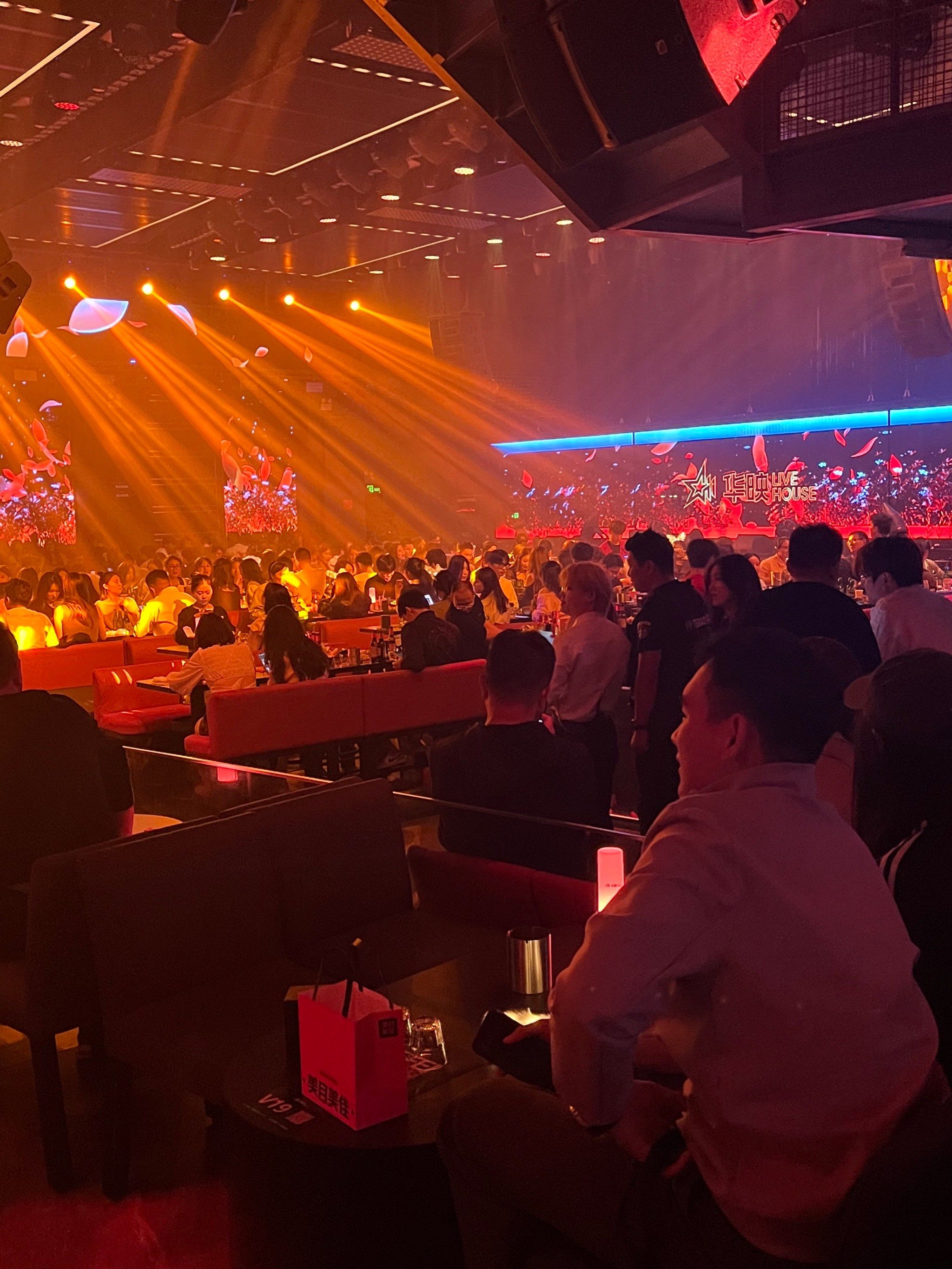 今天的live show在这里华