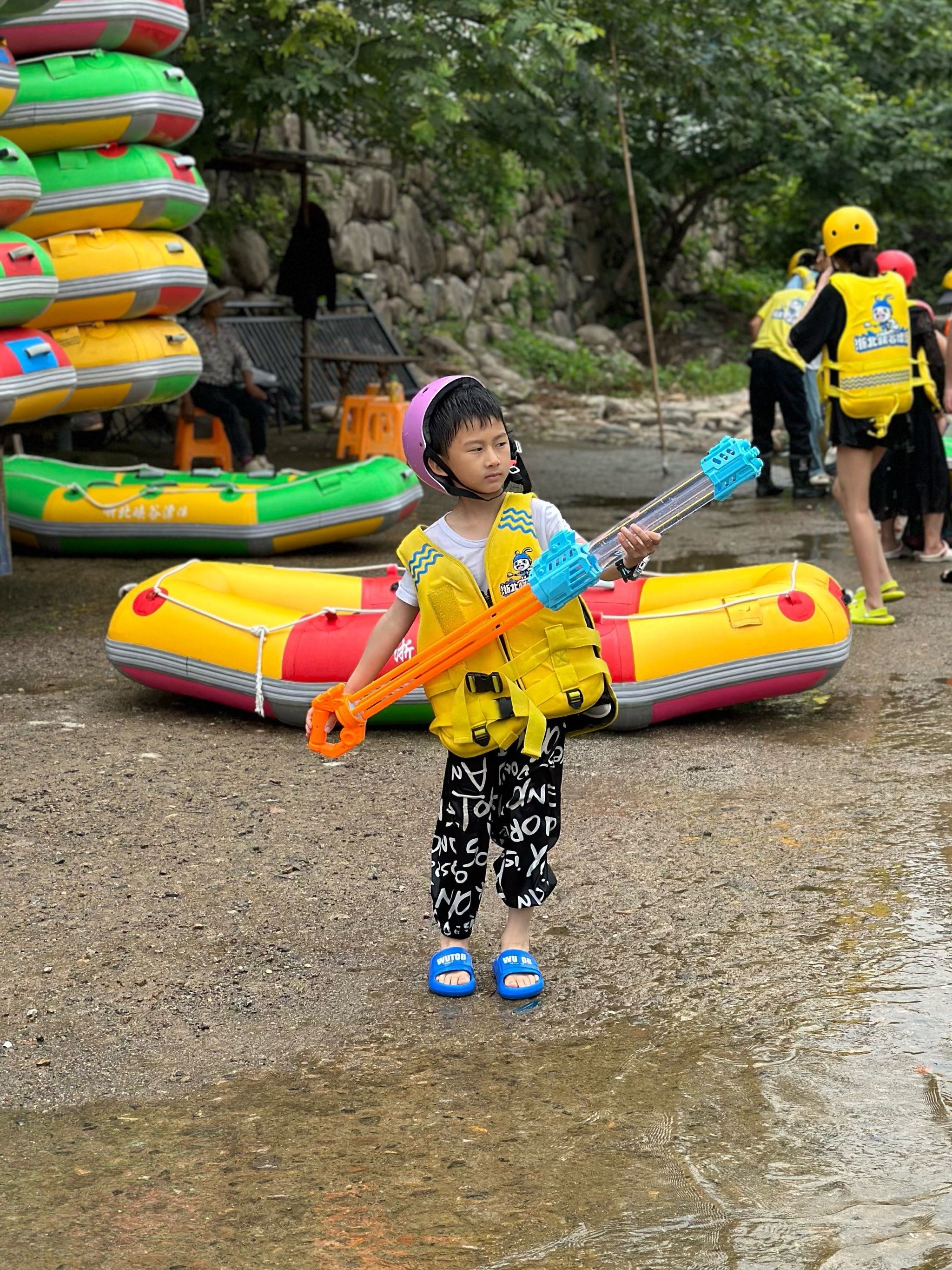 第一次带娃漂流
找了个适合亲子的
一下水直接全身都湿了
儿童