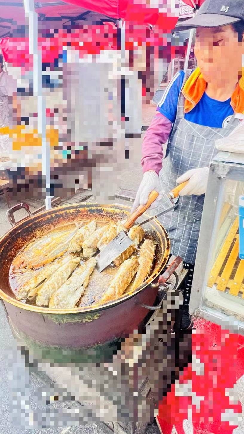 00路边摊的美味有时候是大饭店做不出来的,简简单单的煎鱼摊96