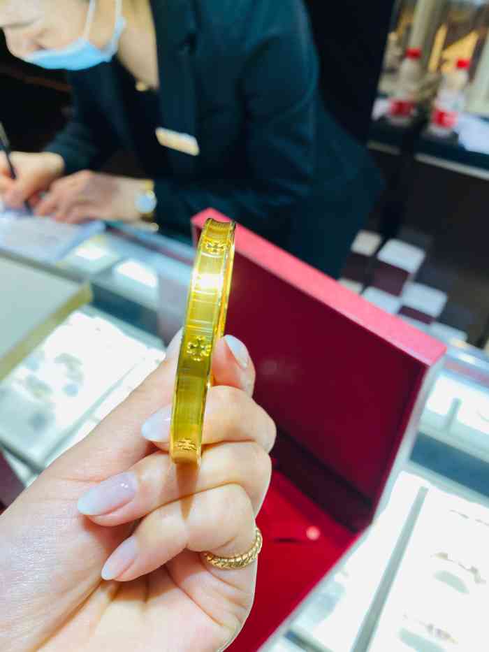 万宝缘珠宝(观前旗舰店)-"这款孔雀开屏的手镯很漂亮,很亮,实心的,.