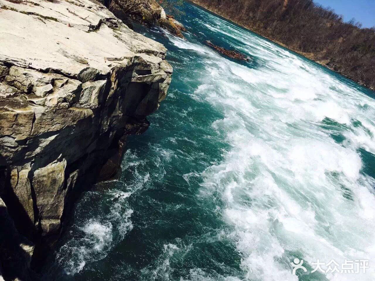 悬于蓝天白云、青山碧水之间