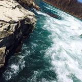 悬于蓝天白云、青山碧水之间