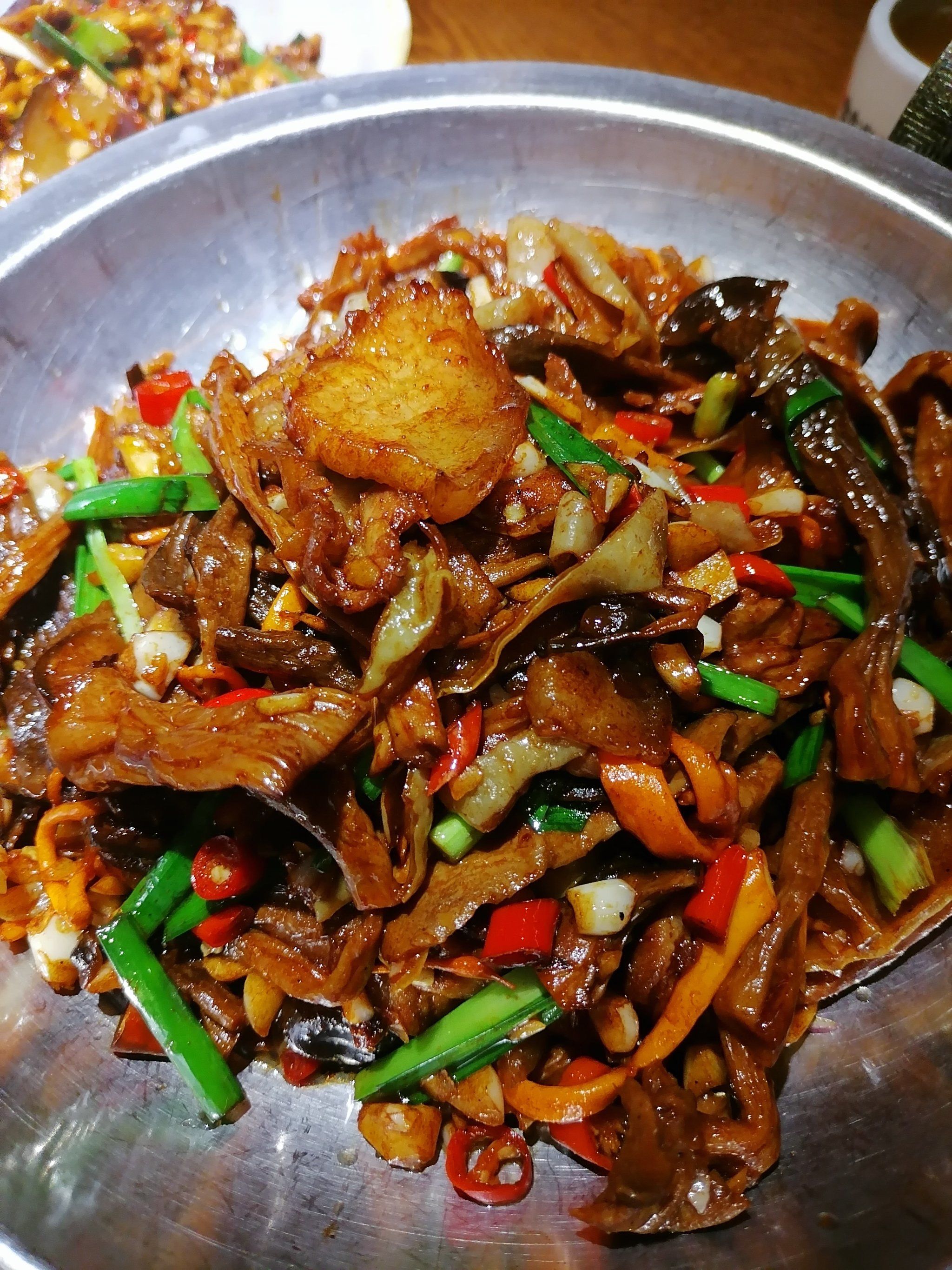 实在湘集贤店的干锅野山杂菌是一道具有湖南特色的美食,它以野山菌为