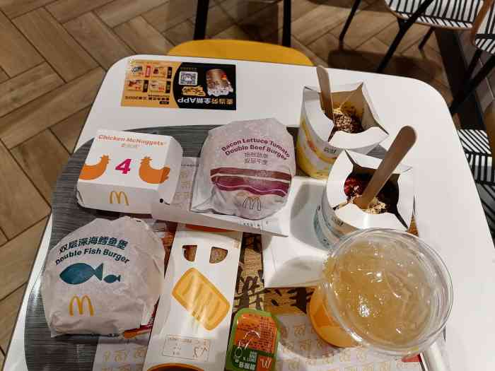第一次来万象城的麦当劳,整体还是很大的,除了一层还有负一层都可以坐
