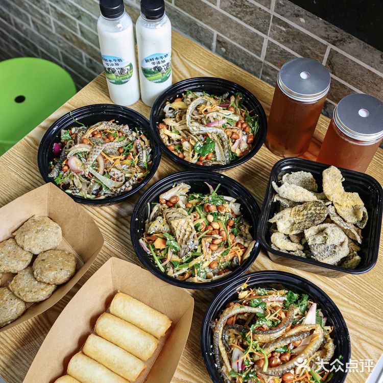 终于吃上步行街这家大排长龙的鱼皮一哥🉑️