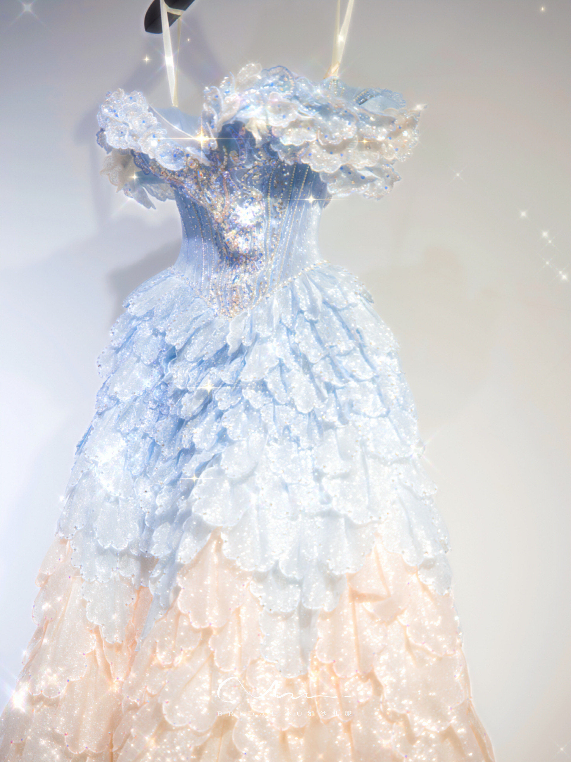 少女进入"芭比彩色的缤纷世界" 公主裙的梦幻