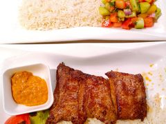 阿达纳烤肉配米饭和牧羊人沙拉-土耳其妈妈