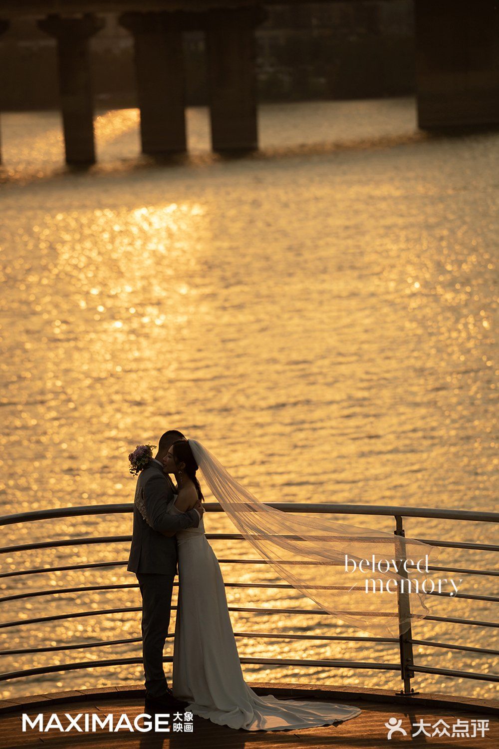 怦然心动的江边夕阳婚纱照