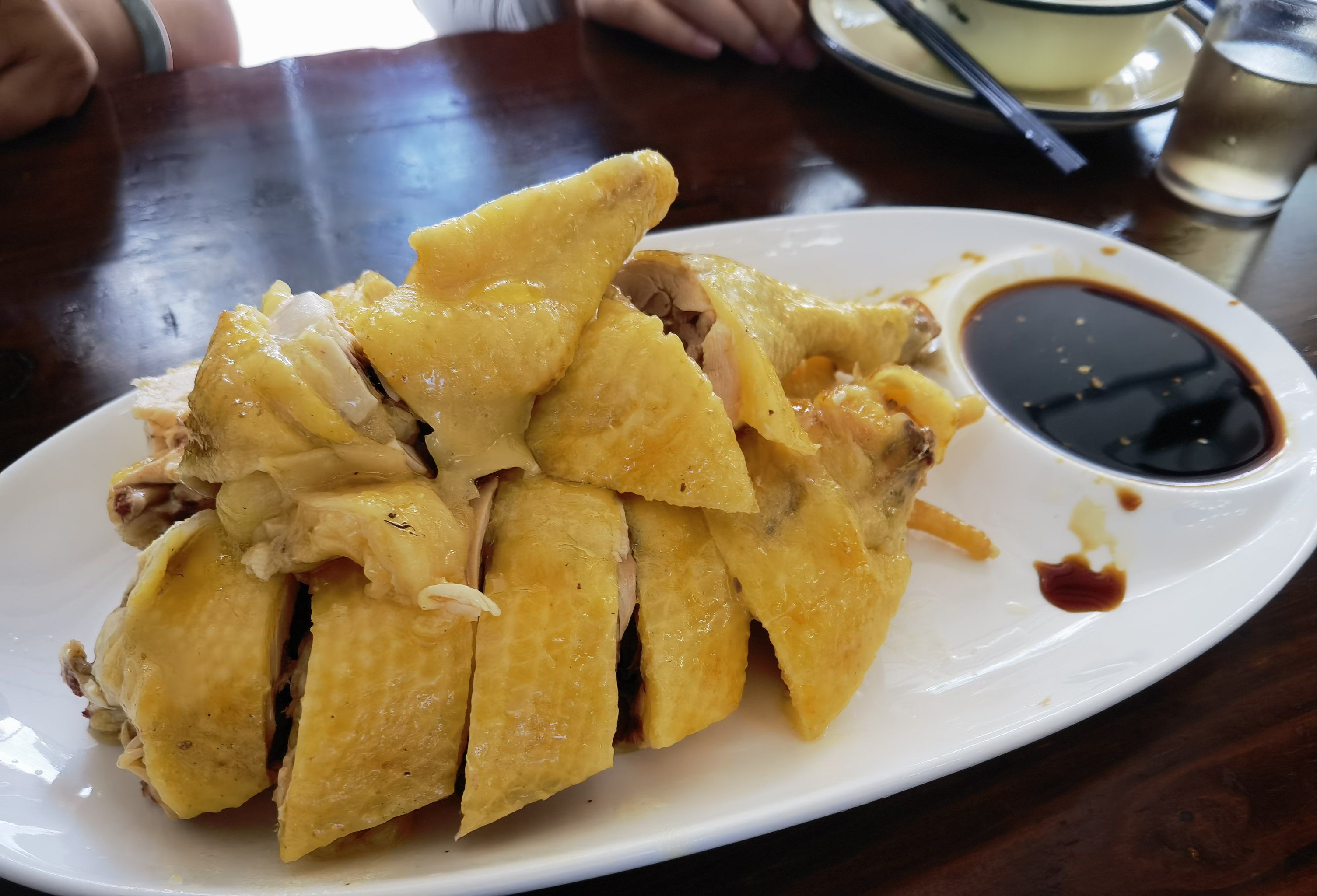 老板人态度超好的,半只白切鸡份量超足,肉