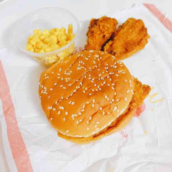 麦当劳(莘松路芭比伦dt店)-"安格斯牛排汉堡,真心不咋地啊,牛排还带点