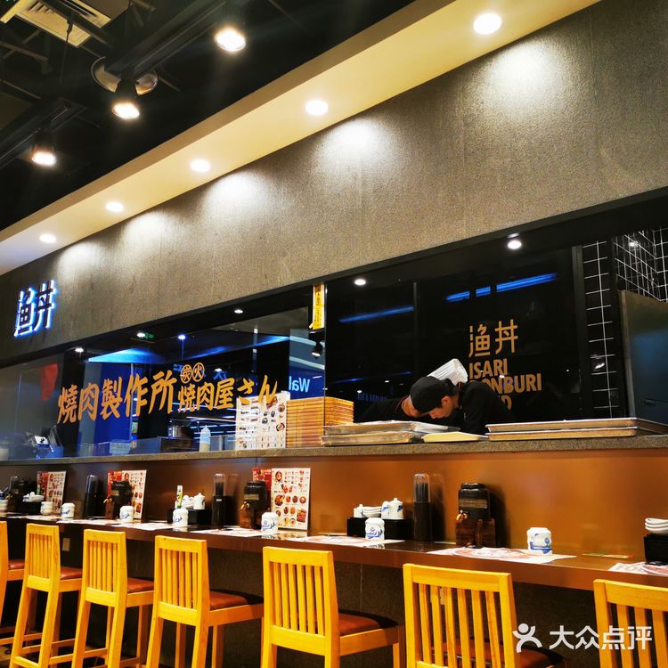 位于虹悦城负一楼沃尔玛超市入口的一家店，位置还是比较