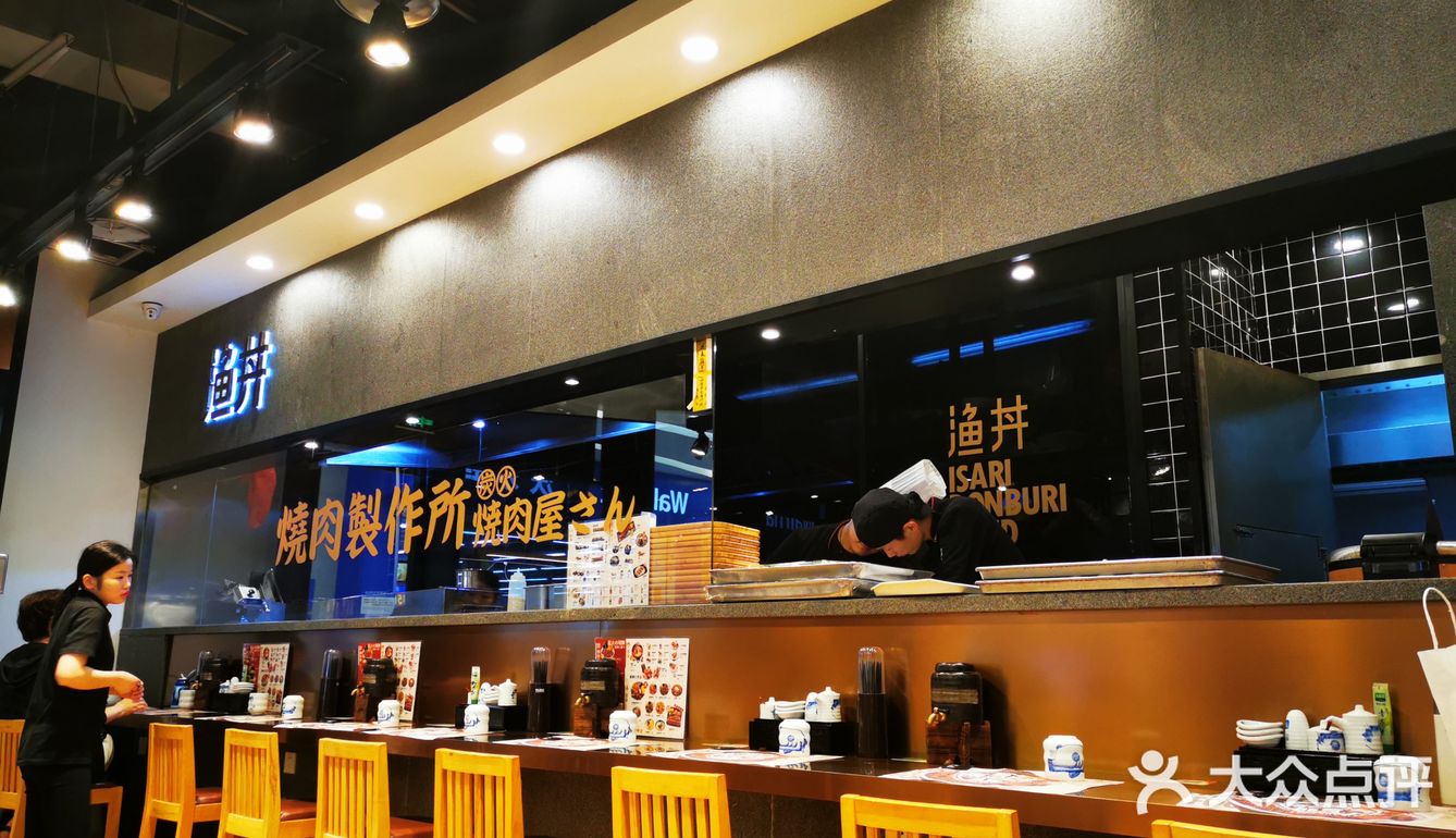 位于虹悦城负一楼沃尔玛超市入口的一家店，位置还是比较