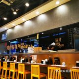 位于虹悦城负一楼沃尔玛超市入口的一家店，位置还是比较