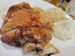 德式脆烤猪膝配酸菜土豆泥-巴伐利亚啤酒坊(意式风情街店)