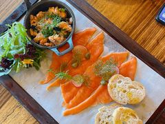 烟熏三文鱼配三文鱼沙拉-SMOKI & CO(五大道店)