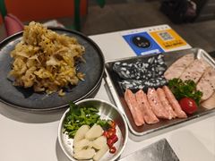 -山野的朋友露营炭火烤肉