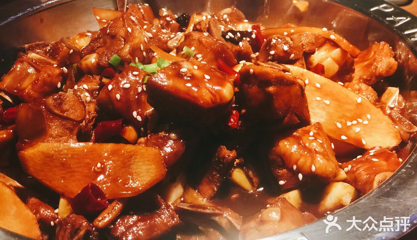 这次就两种一起吧，肉蟹煲是大家最爱必点的，螃蟹肥美
