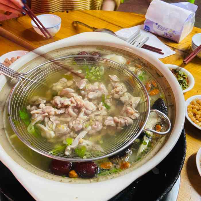 七人每人点了两只鹧鸪,不错的火锅,就在日日香隔壁.