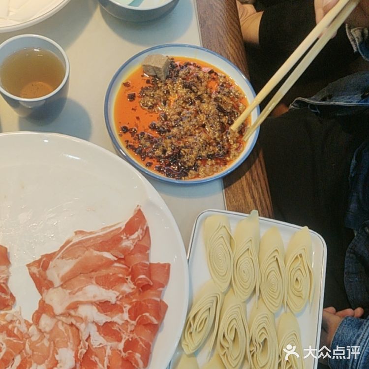 能够为客人详细的介绍步骤，这家餐厅的冰煮羊真是一绝