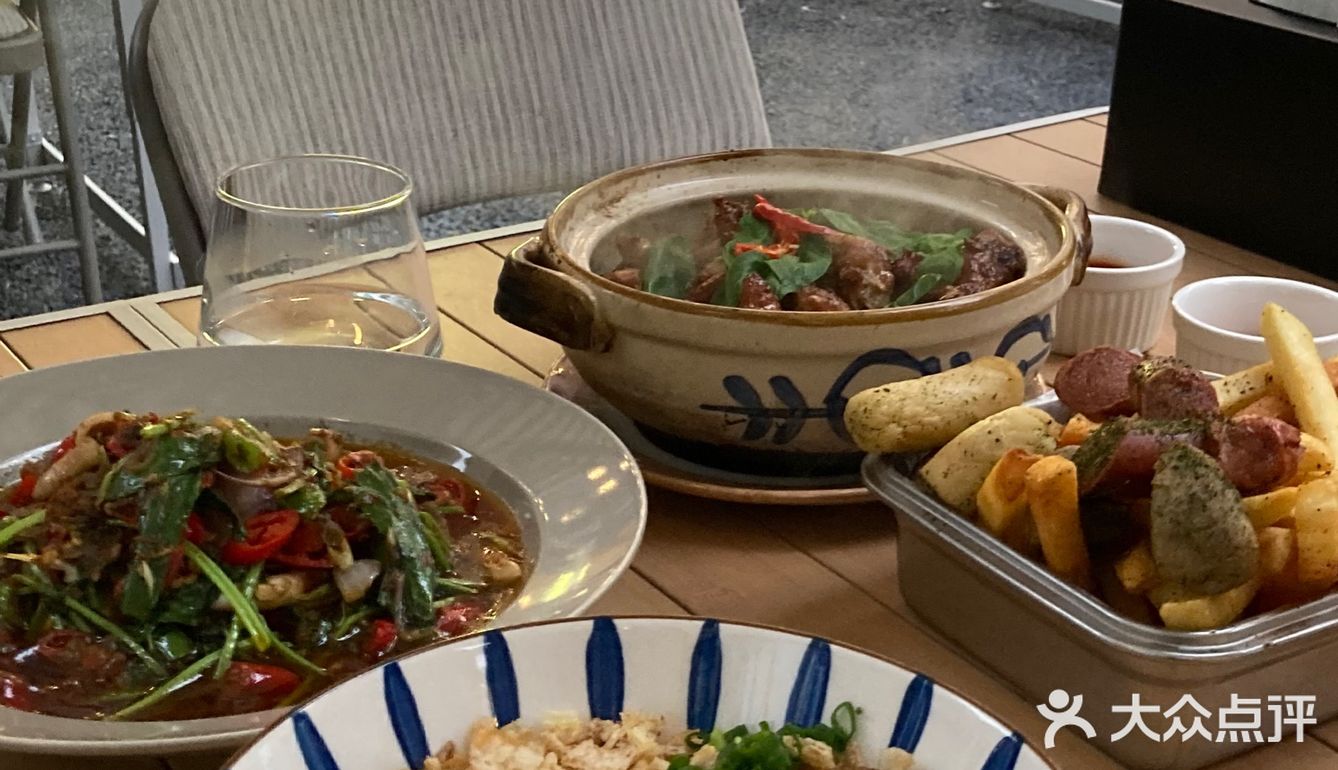 成都氛围露天晚餐