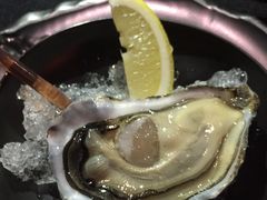 新鲜生蚝搭配柠檬和小洋葱-AZUL by FUEL蓝色·法式酒馆(琶醍店)