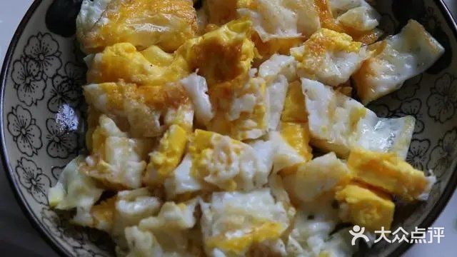 瘦肉炒变色后再放入切好的辣椒和大蒜头继续翻炒