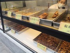 面包甜点陈列柜-四季小馆·地道北京小吃(广百店)