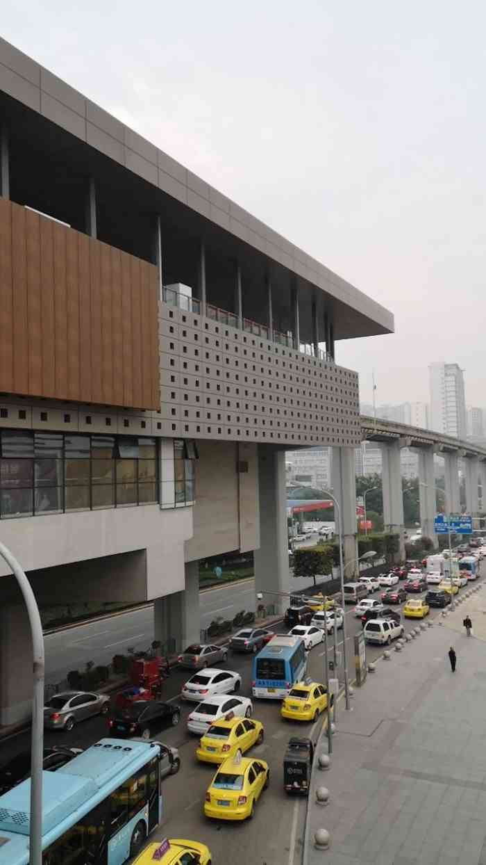 三号线之学堂湾地铁站这个站真的平时人流量挺多,一可能是三号线分段