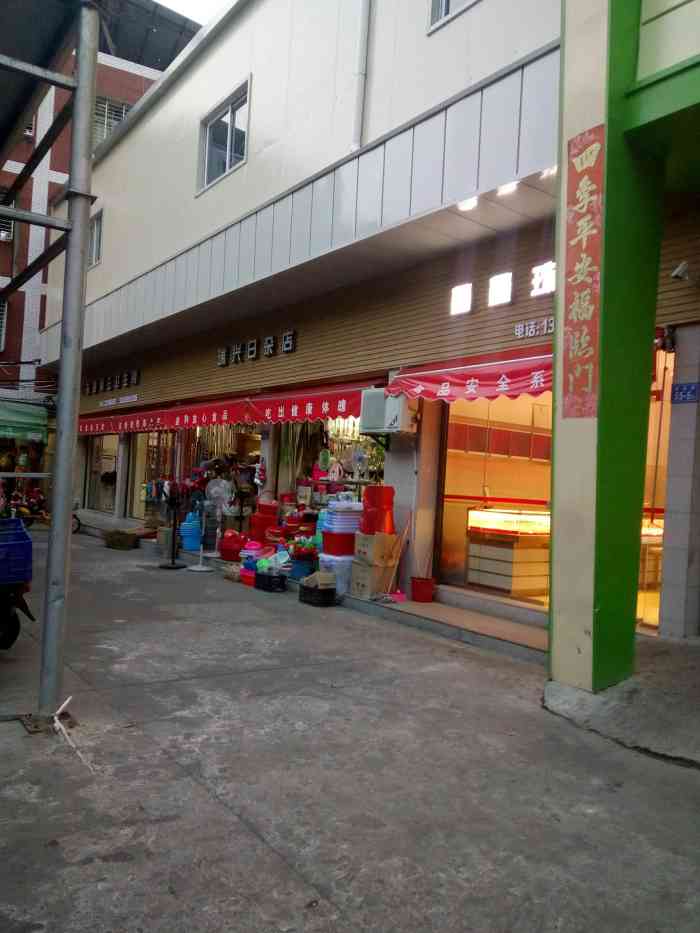 东美农贸市场-"农贸市场,灯光明亮,地面洁净,买菜就像逛.