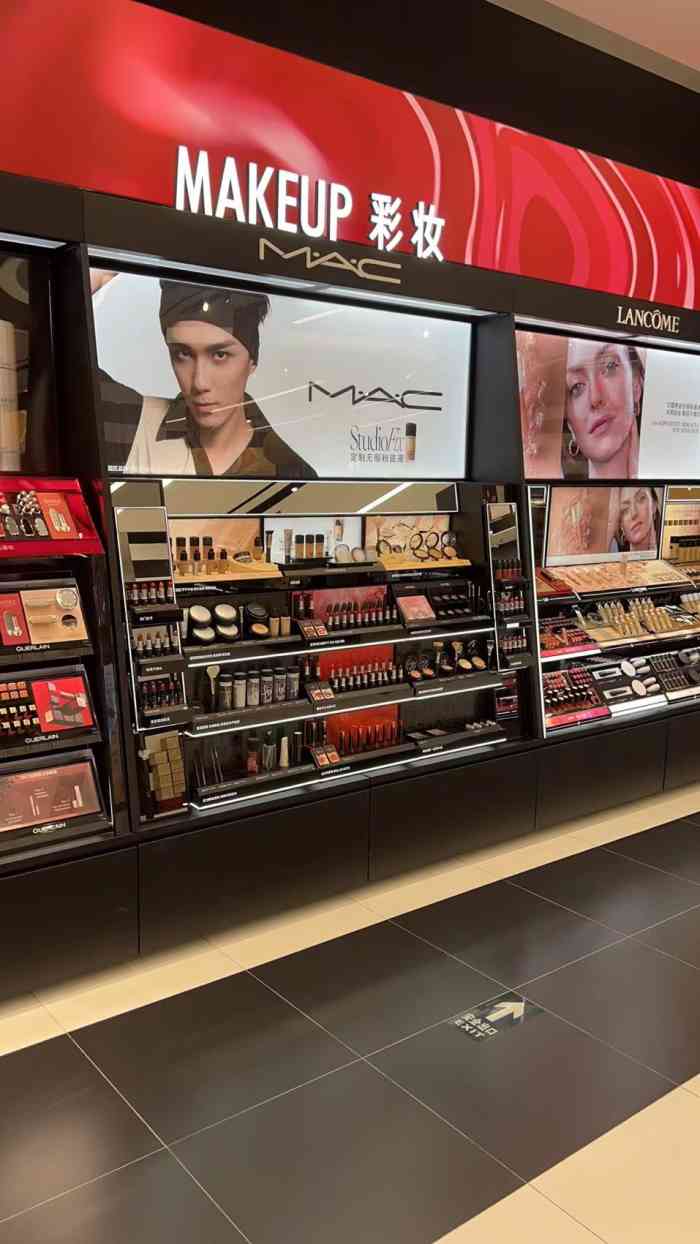 丝芙兰sephora(温州万象城店)-"位于万象城一楼,黑色门面非常醒目!