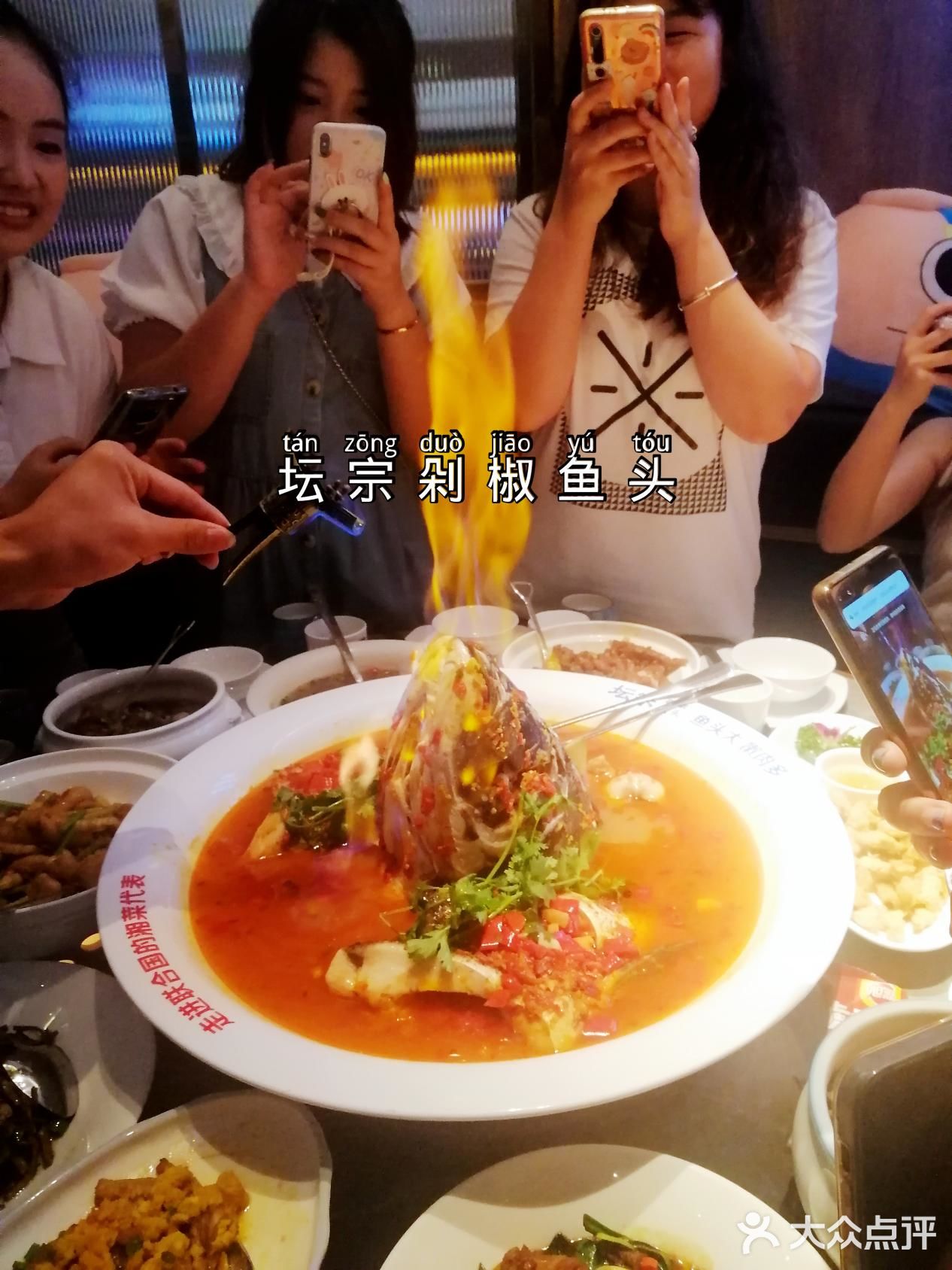 朋友聚会首选“坛宗剁椒大鱼头”，长沙必吃美食 