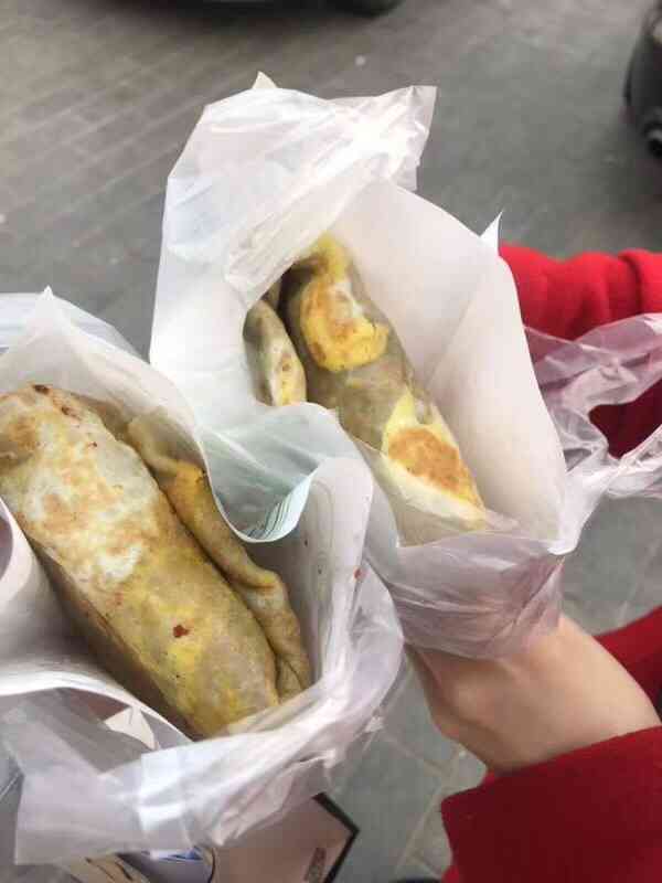 打分 能加铁板烧的煎饼很新颖,加鸡柳的很好吃,而且一个也很大,女孩吃