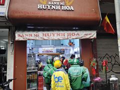 -Bánh Mì Huynh Hoa