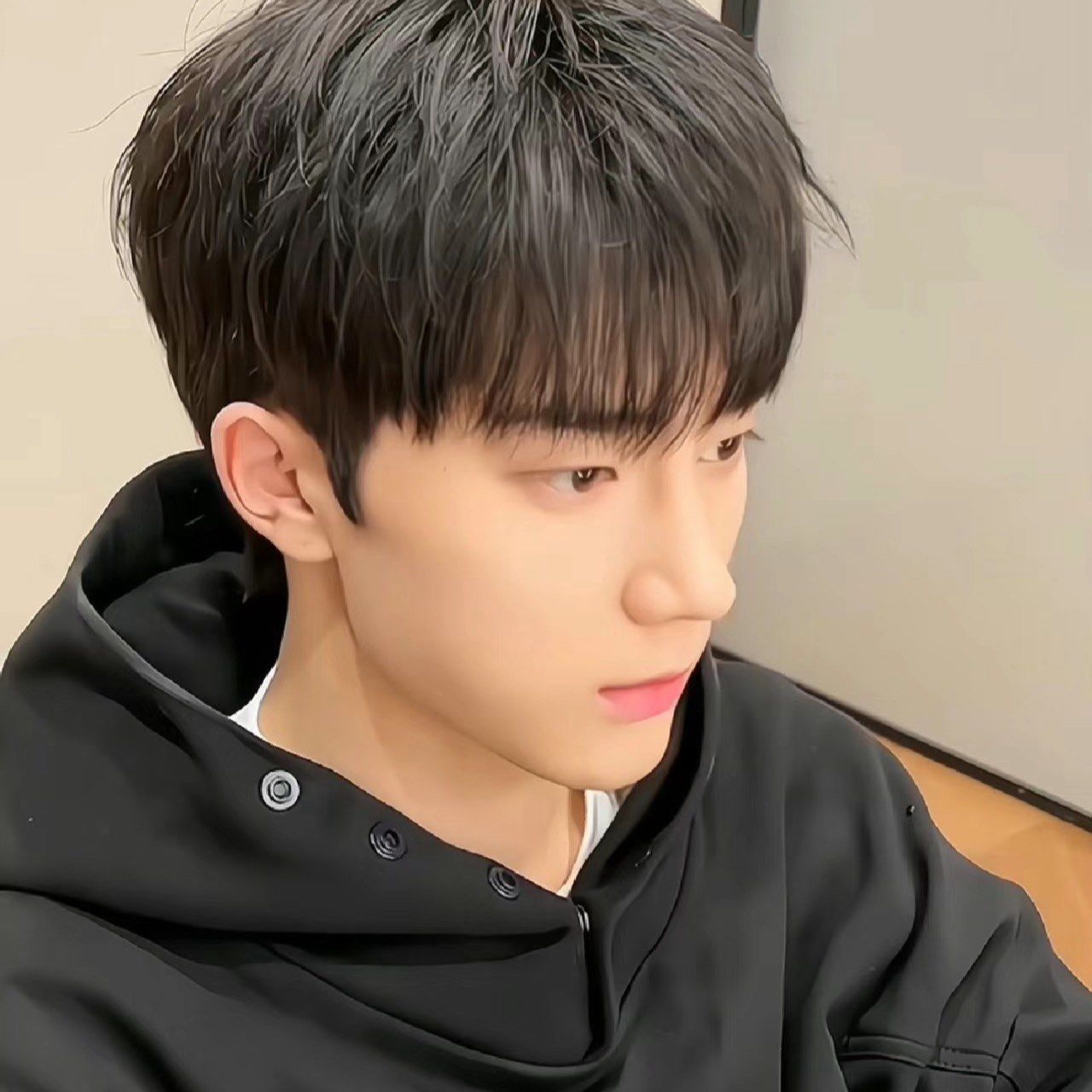 男生不挑脸型的发型之一 自然碎盖这款发型